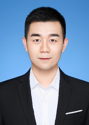 穿着西装笔挺的男子描述已自动生成