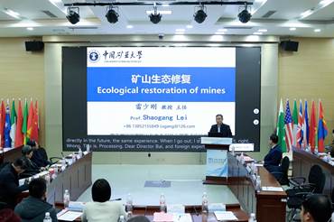 图片包含 室内, 桌子, 人, 电脑AI 生成的内容可能不正确。